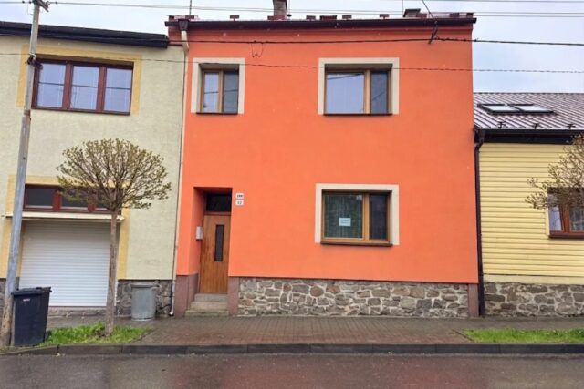 Prodej Rodinného domu se dvěmi obytnýmí patry a jednou obytnou místností v podkroví s úložnými prostory, užitná plocha 319 m2/podlahová 239 m2