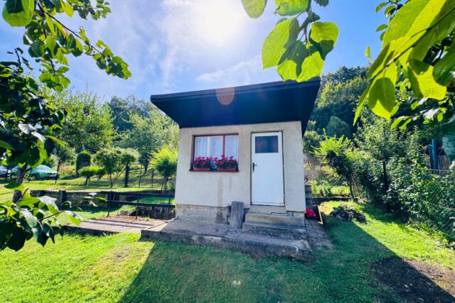 * V REZERVACI * Prodej celo podsklepené zděné chaty, celková užitná plocha 24 m, zahrada 389 m2, lokalita Pod Bílou horou…